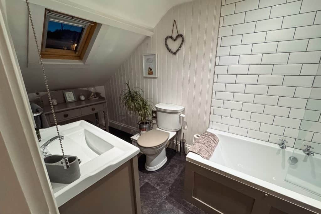 Clean private bathroom at the Upper Deck B&B in Marazion, England. Macs Adventure Review.