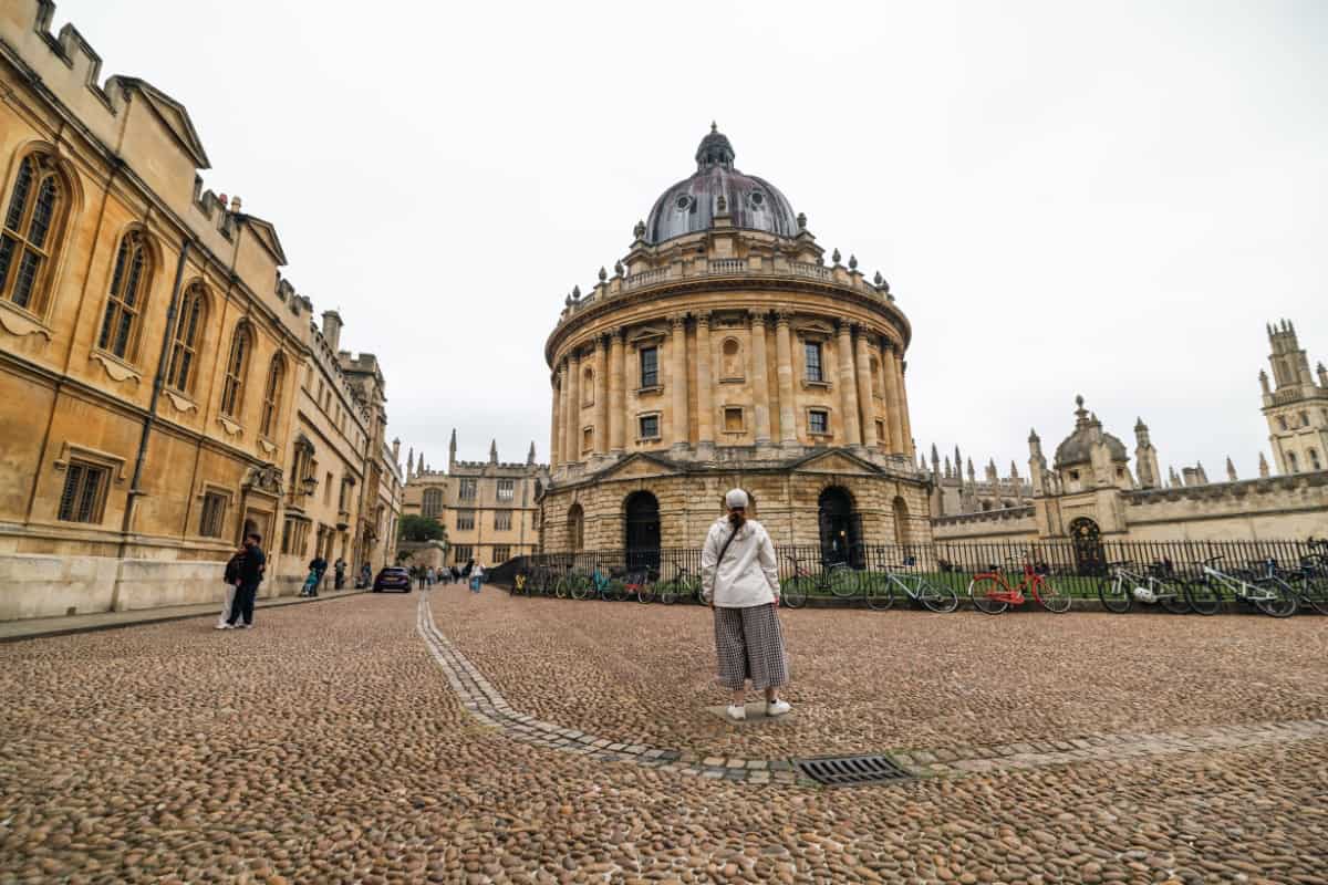 Katie standing in front of the Radcliffe Camera Oxford
