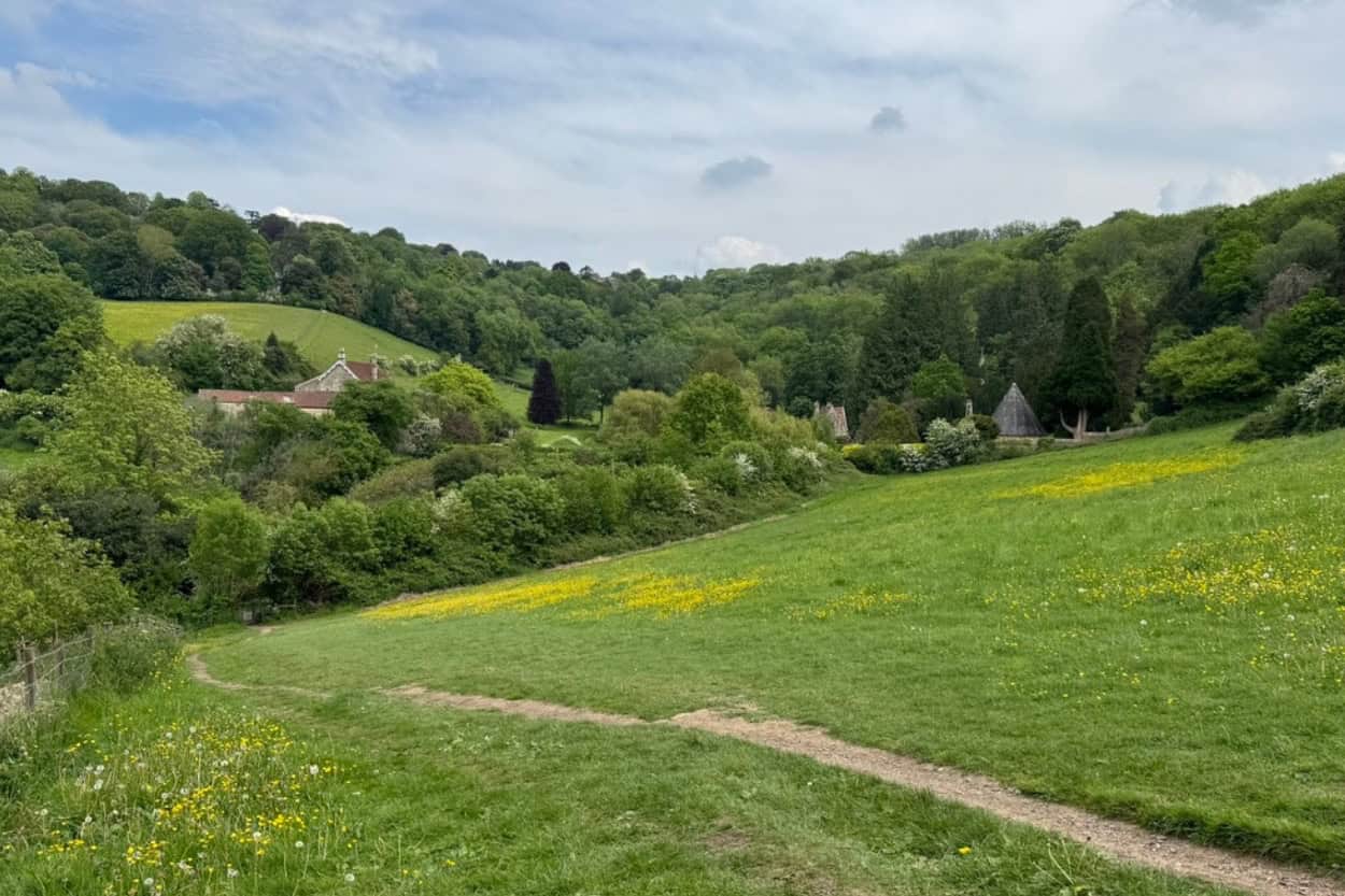 Walking path on the Bath Skyline Trail walking the Cotswolds in Bath