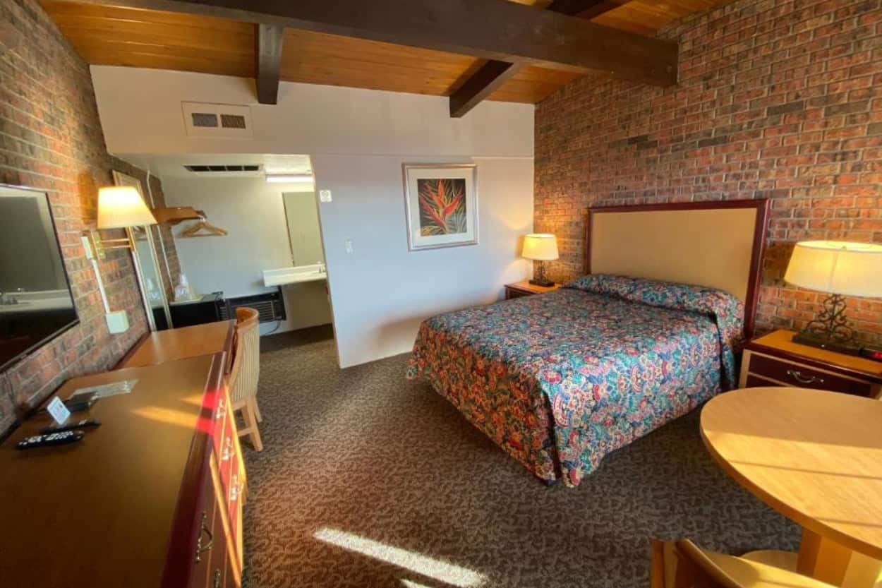 Hotel room at Dunes Inn in Alamosa, Colorado